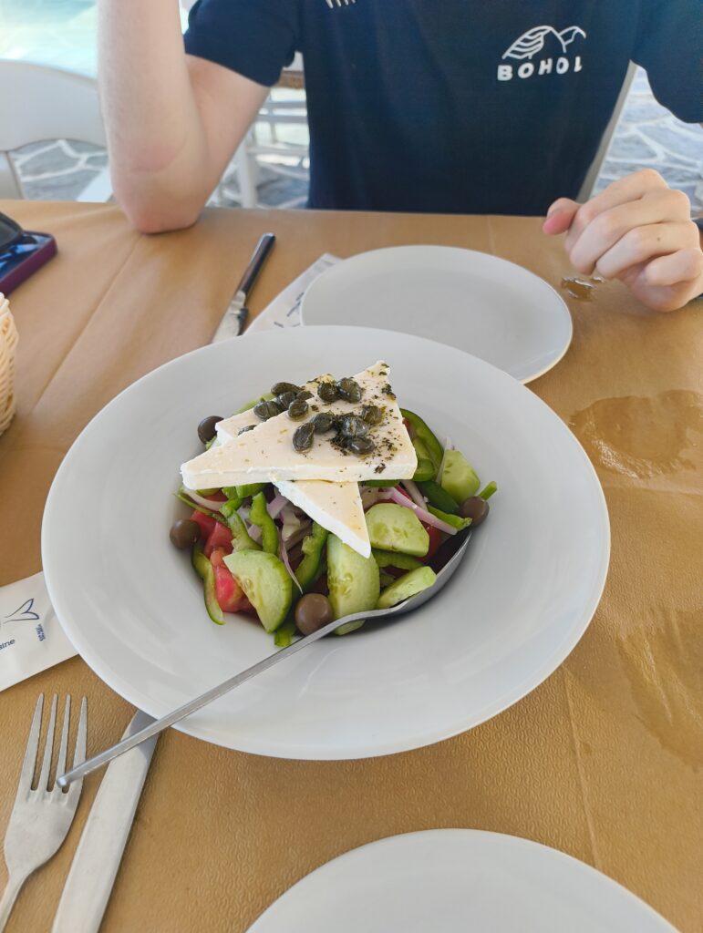 ensalada griega, una comida tipica de Grecia