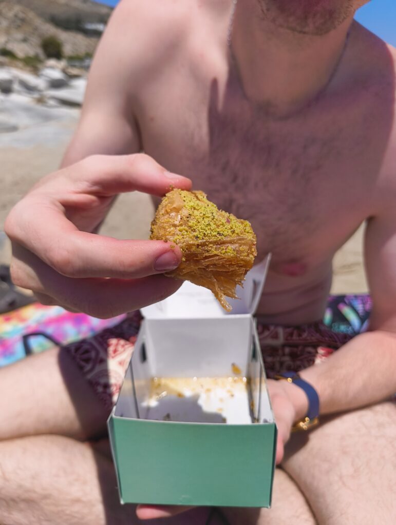 baclava en la playa en Paros