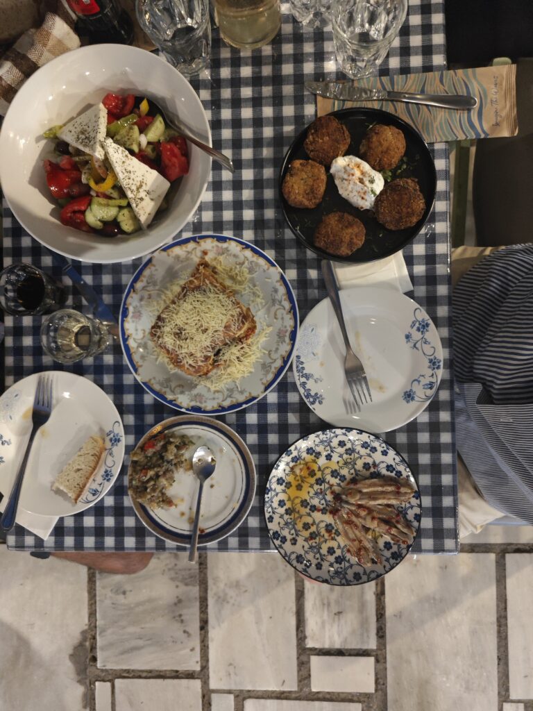 platos tipicos griegos en atenas